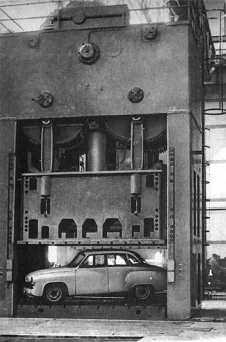 Gr&ouml;&szlig;envergleich Wartburg 311 / Blechpresse