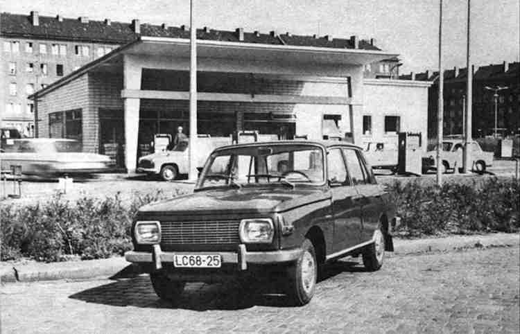 Der 353er vor der Tankstelle